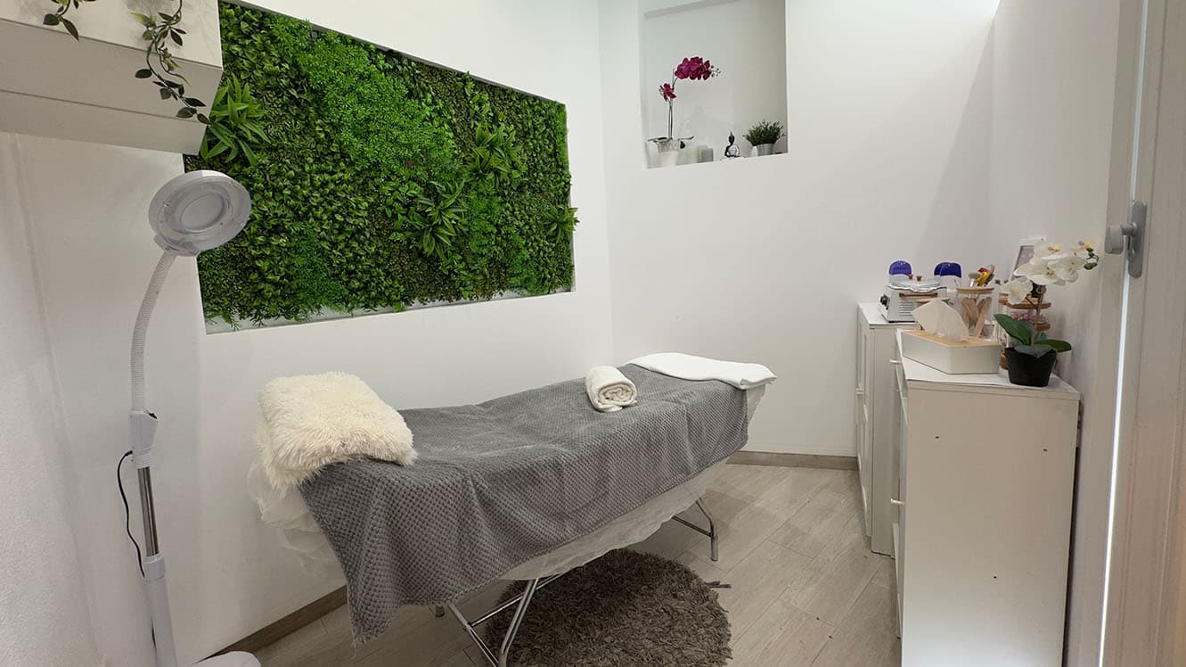 Sala de tratamentos com parede de plantas