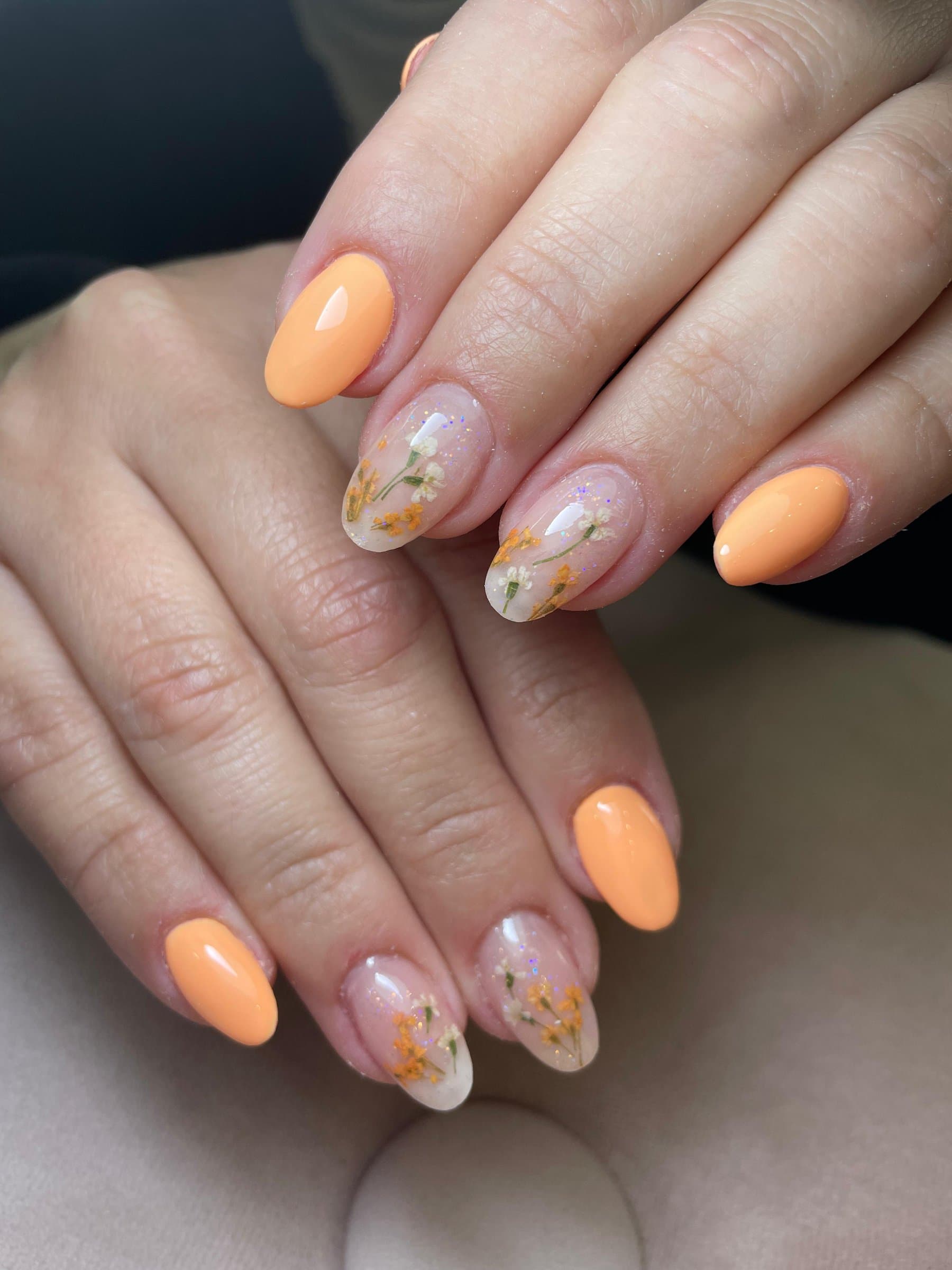 Laranja pastel com flores secas