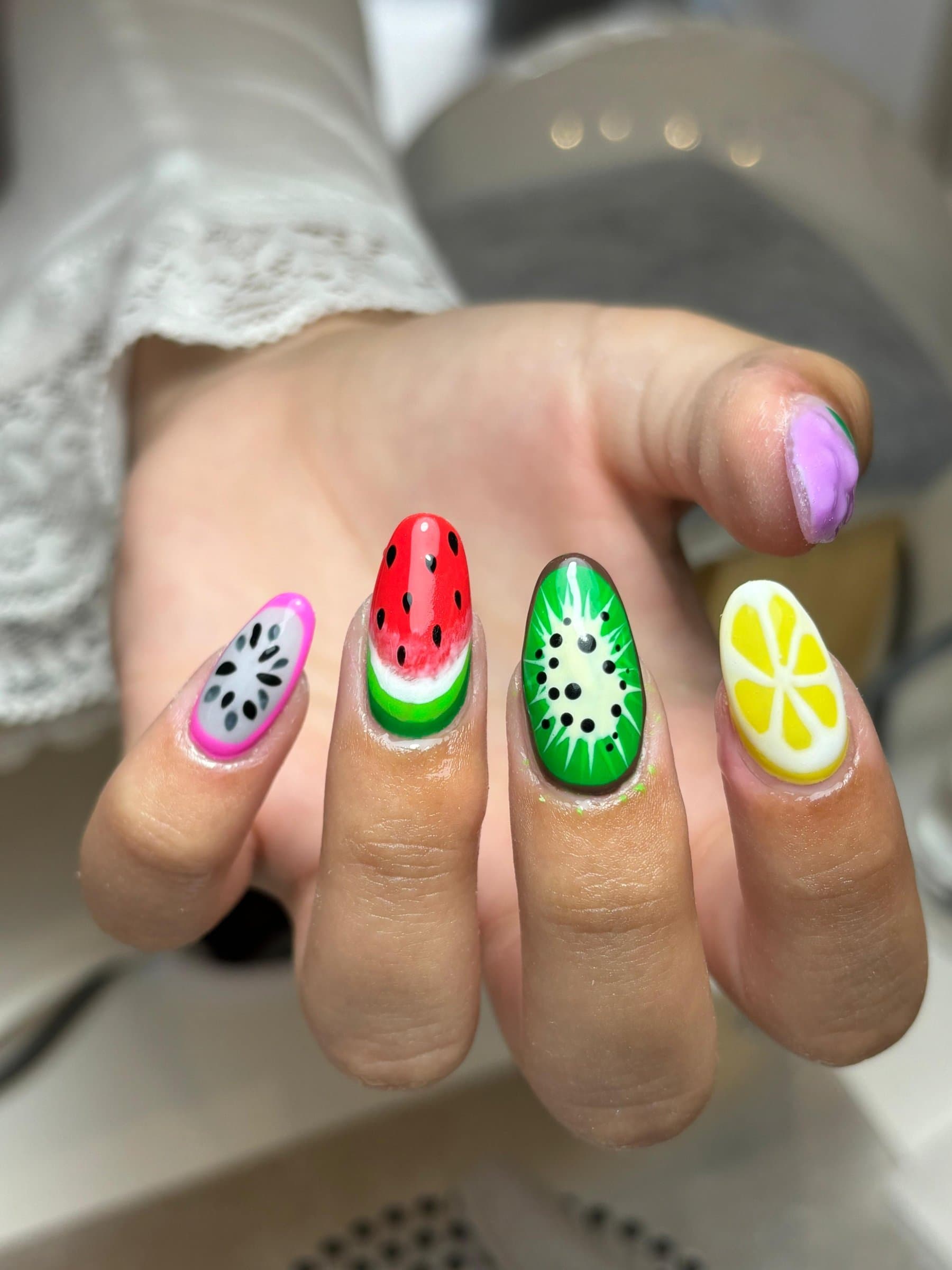 Nail art de frutas: pitaia, melancia, kiwi e limão