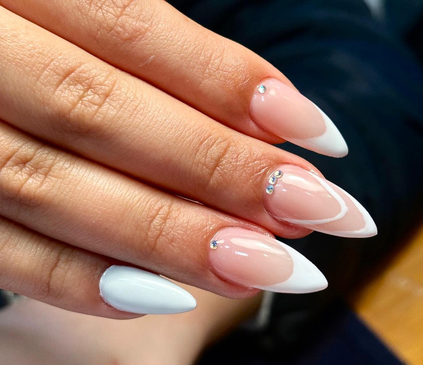 Gel nude amendoado com francesinha branca e cristais