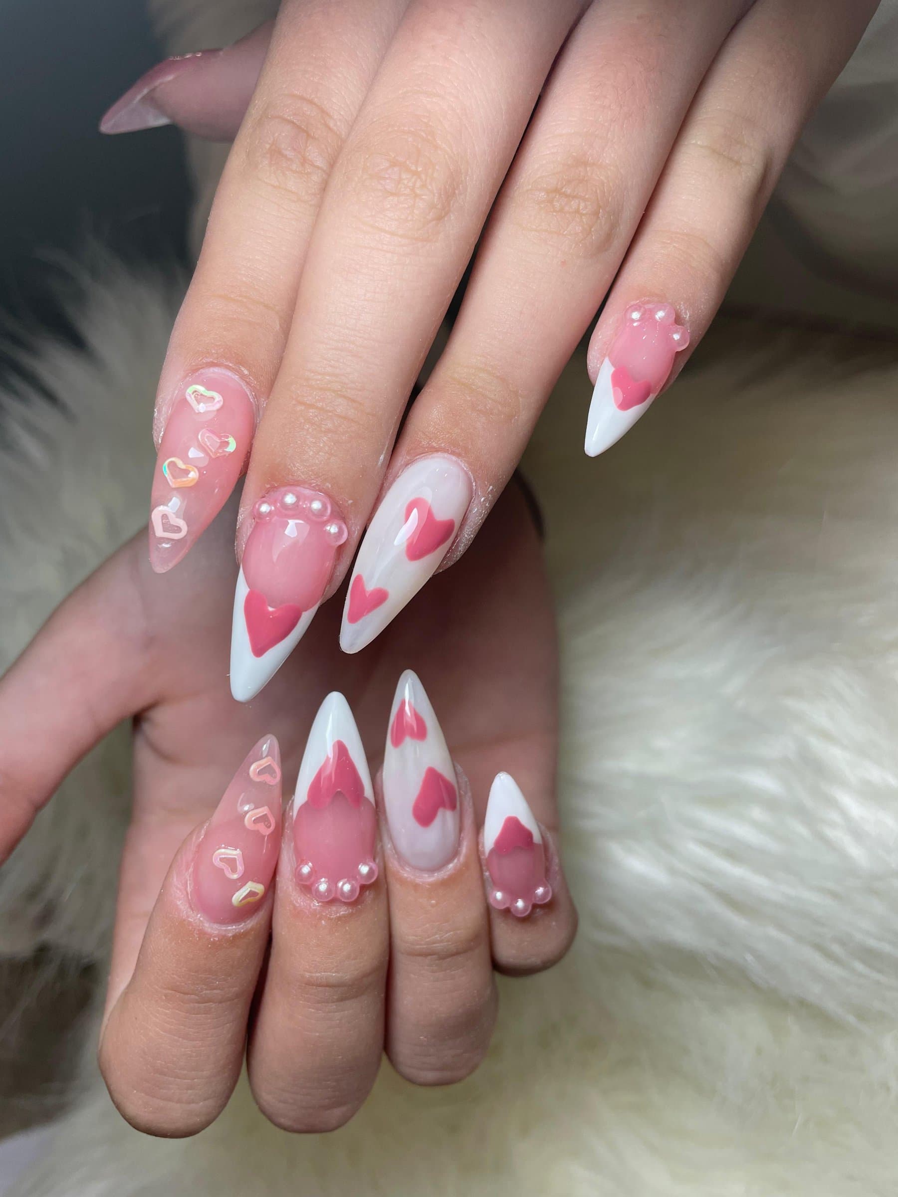 Unhas rosa com corações e pérolas